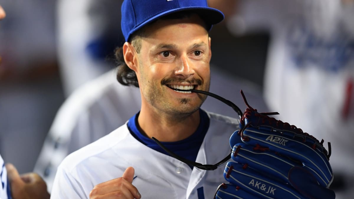 Joe Kelly Trades Dodger Blue For Mariachi Gold - En Fuego