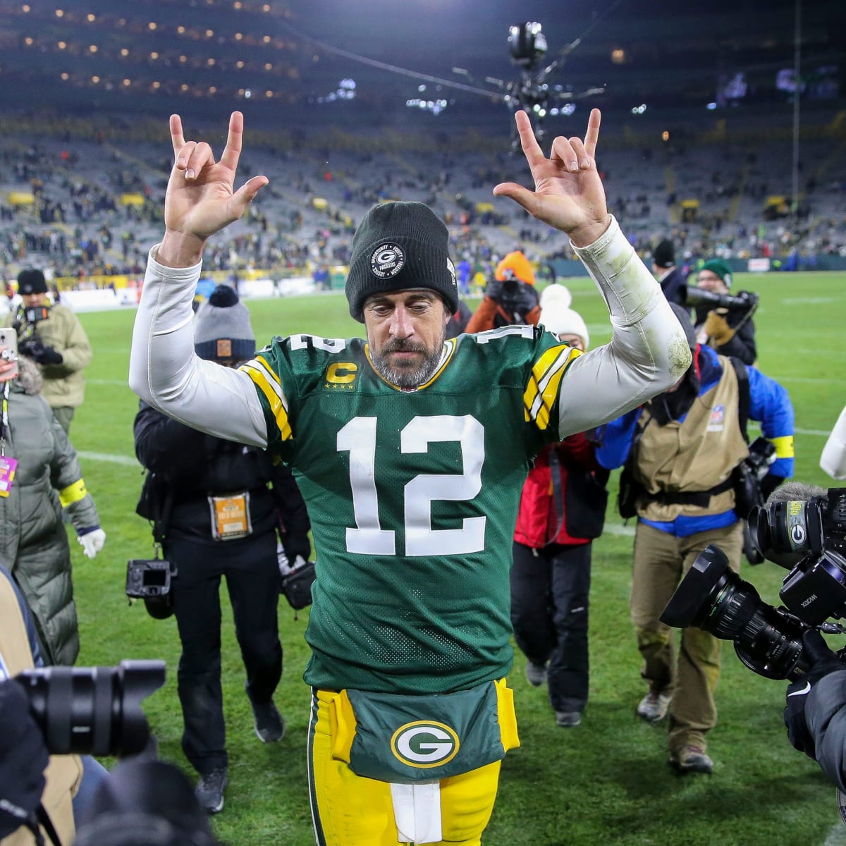 Packers beat Rams to keep slim playoff hopes alive