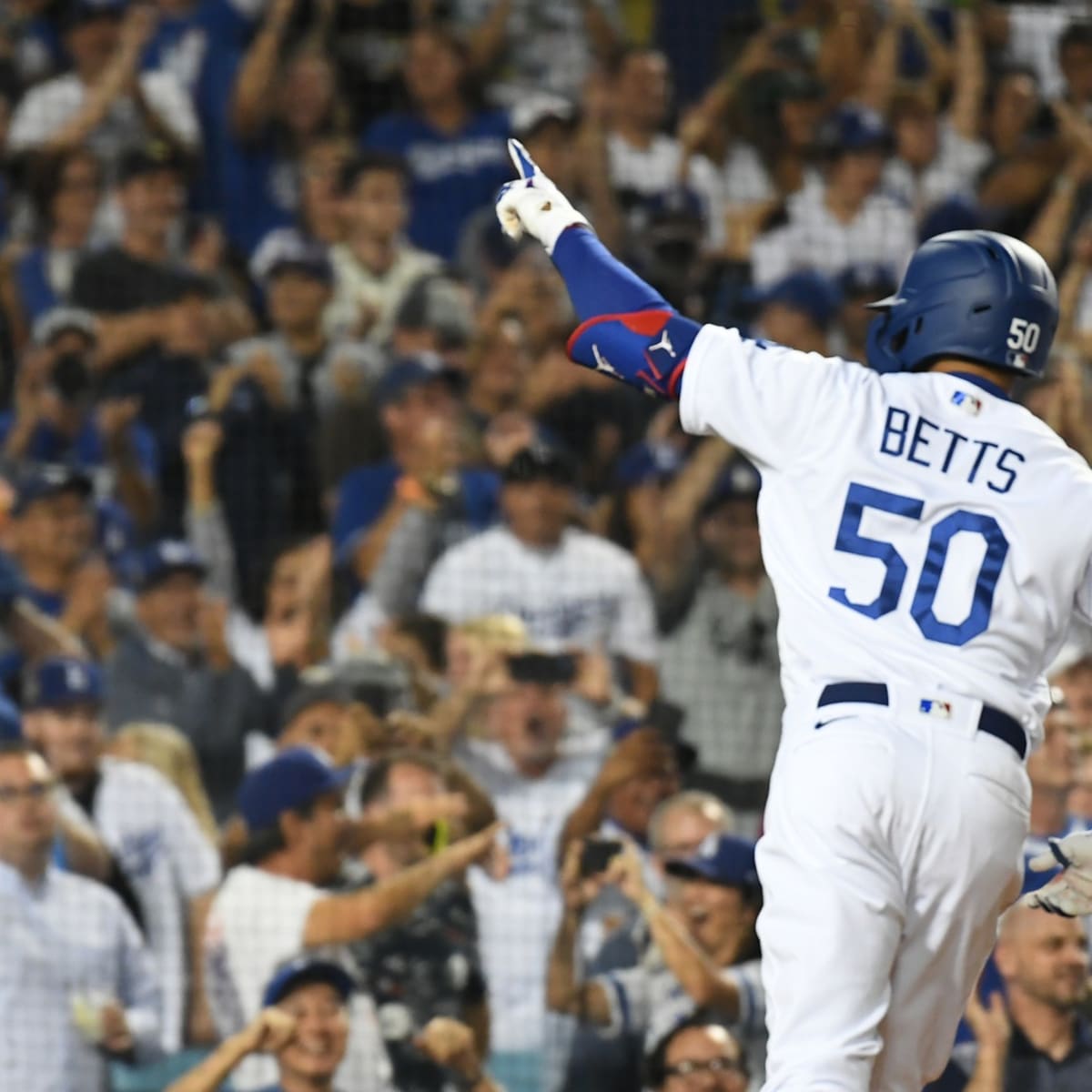 Mookie Betts' diving catch, Dodgers win. : r/baseball